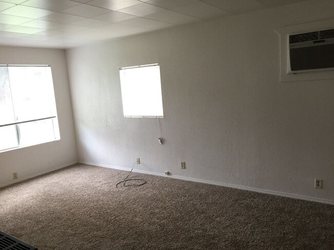 Building Photo - 3BD 2BTH - FENCED YARD & WASHER DRYER HOOK...