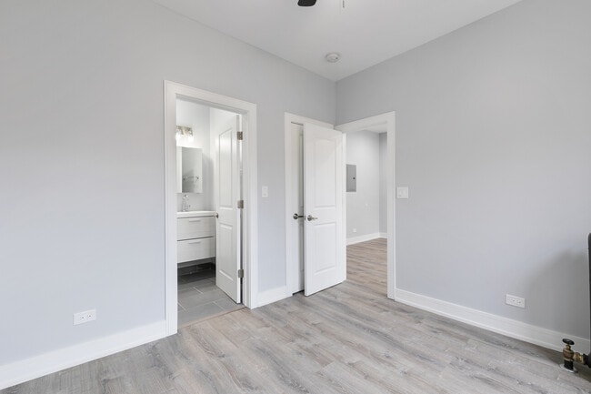 Building Photo - 7624 N Eastlake Terrace