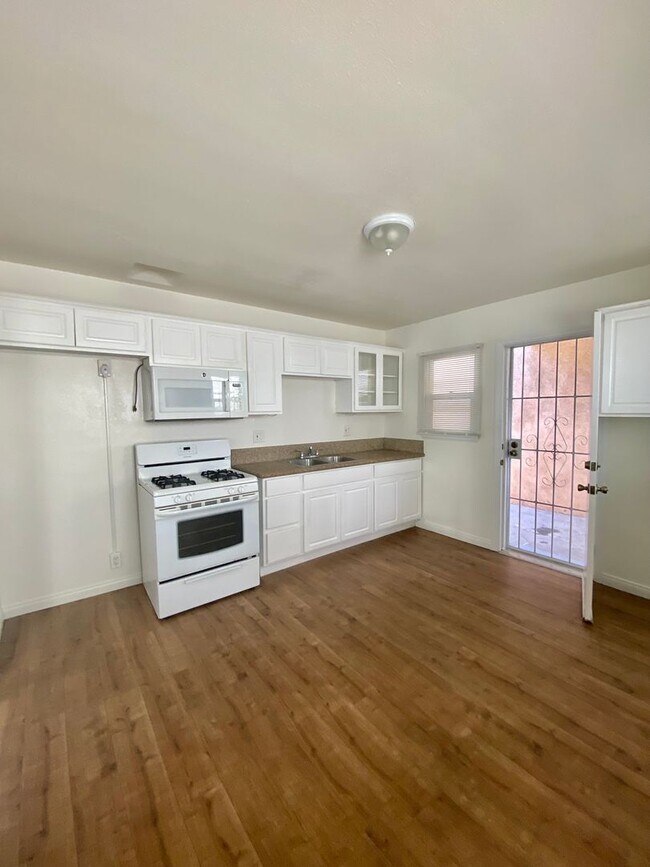 Building Photo - 2 Bed 1 Bath Freestanding Front House for Rent!