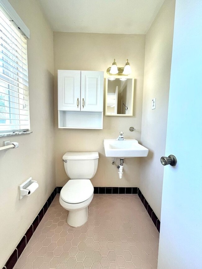 Building Photo - Cute 2/1.5 Quaint Bungalow with Single Garage in Winter Park right off Lee Road!