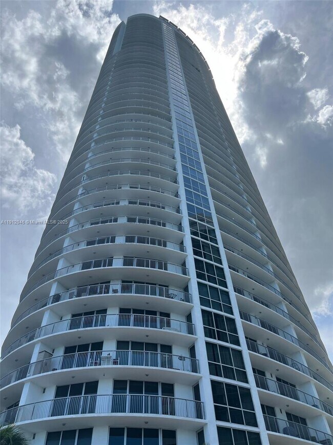 Building Photo - 1750 N Bayshore Dr