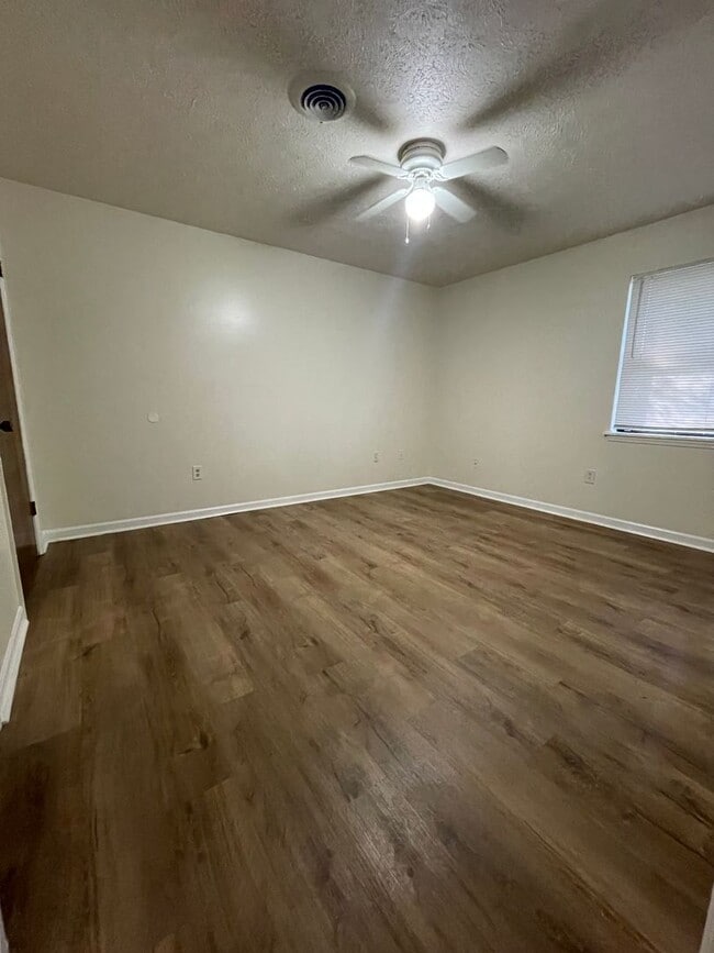 Building Photo - 102 Redstone Dr
