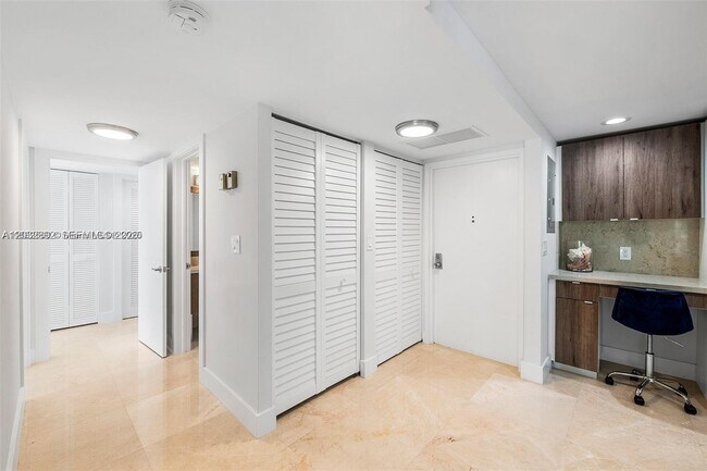 Building Photo - 1149 Hillsboro Mile