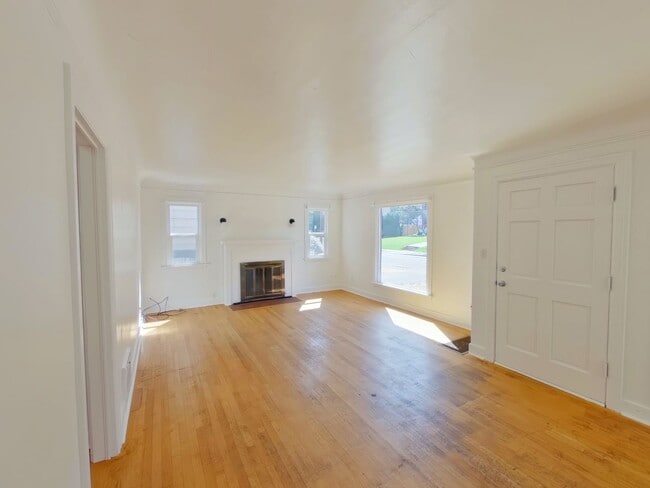 Building Photo - Large 3 Story Remodeled Home