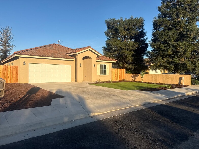 Building Photo - 16831 Hill Dr
