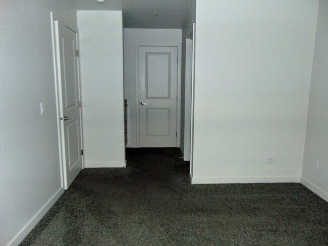 Building Photo - 2 Bedroom/1 Bath Luxury Beacon Hill Condo, Perfect Location!!
