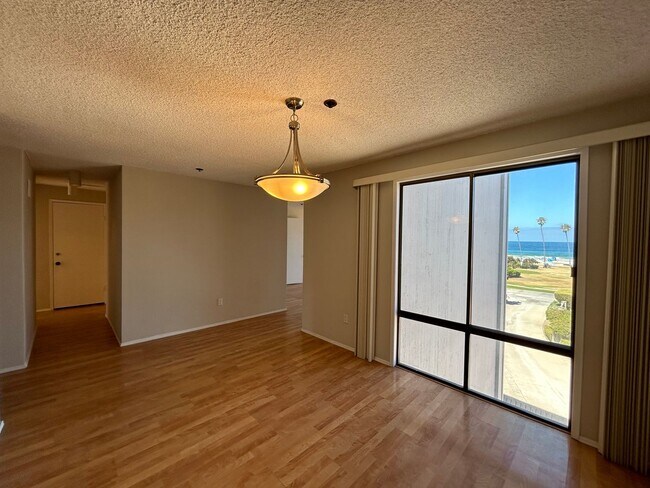 Building Photo - 2 Bed, 2 Bath Ocean View Condo in Highly D...