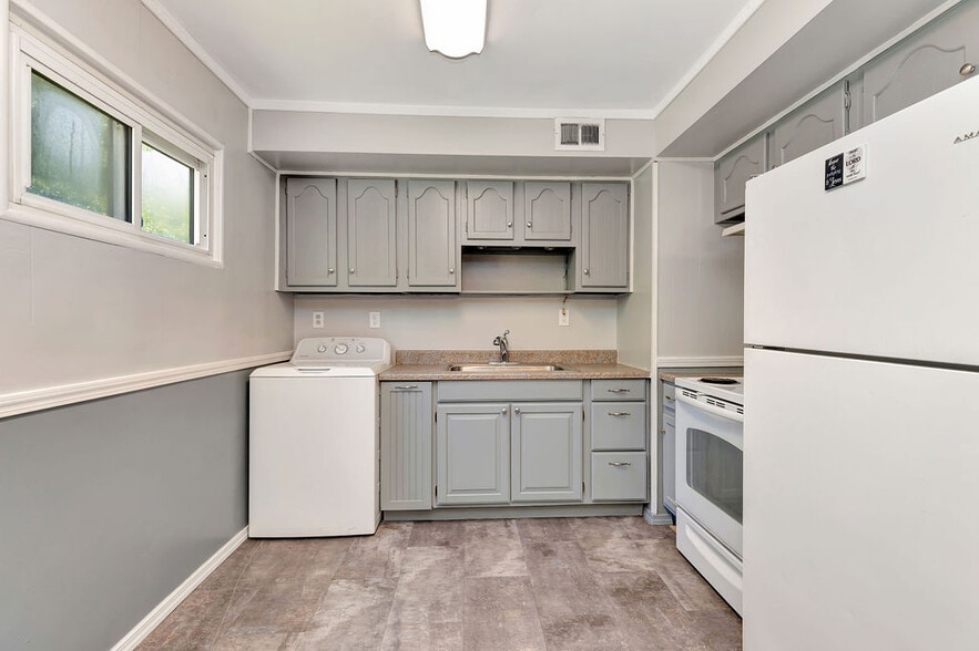 Building Photo - 3232 Deshler Dr