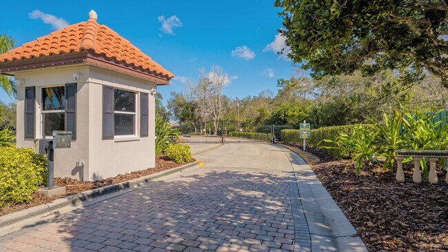 Building Photo - 4-Bedroom Home with Pool in Eastlake Commu...