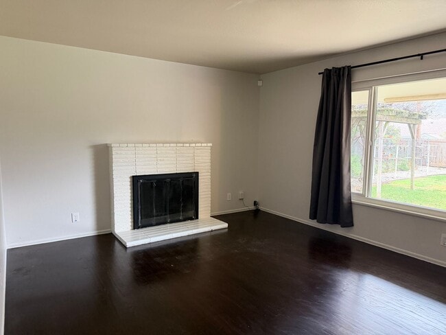 Building Photo - Adorable 3 bedroom 1.5 bath home garden setting