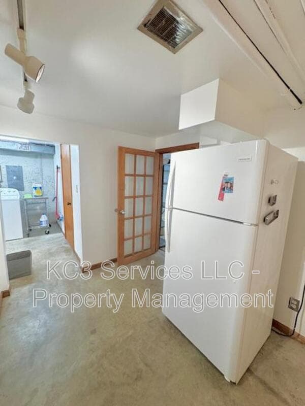 Building Photo - 615 E 101st Ter