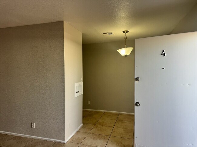 Building Photo - Fresh, Comfortable & Easy to Show!