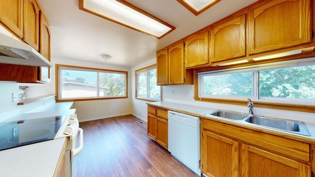 Building Photo - Location, Location, Location! - Four Bedroom house located minutes from Des Moines Waterfront