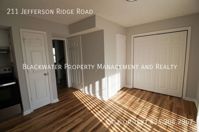 Building Photo - 211 Jefferson Ridge Rd