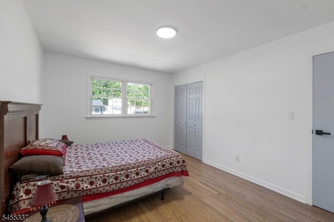 Building Photo - 33 Larchmont Rd