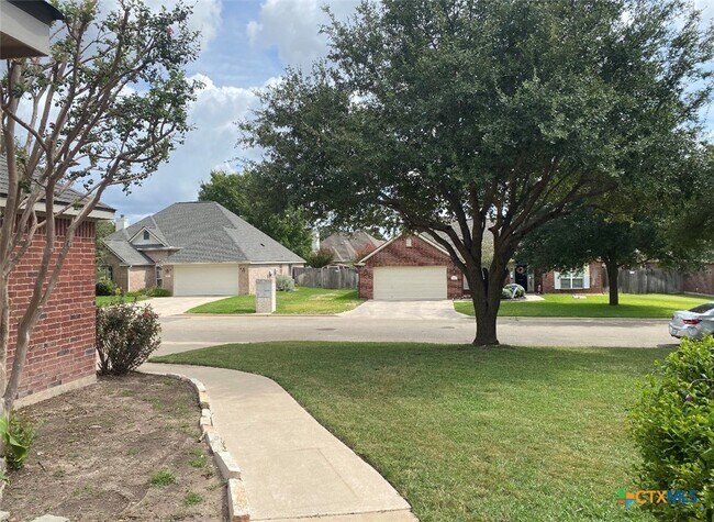 Building Photo - 5704 Meadow Wood Dr