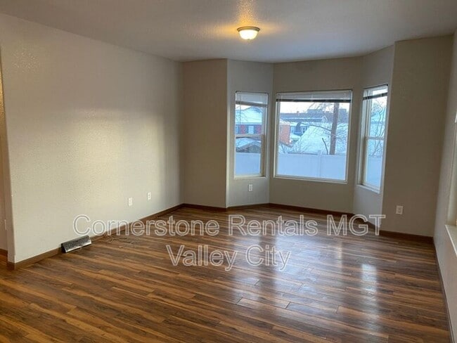 Building Photo - 642 2nd Ave NW