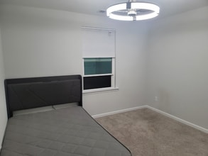 Building Photo - 16 Roxbury Dr