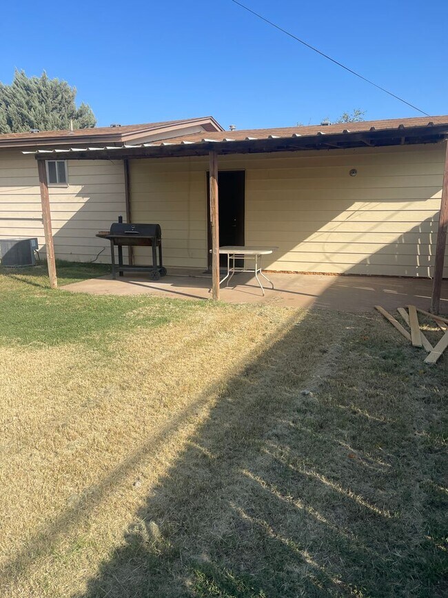 Building Photo - Move in Special! $200 off First Month! Adorable 2 Bedroom with 2 Car Garage Close to Hospitals an...