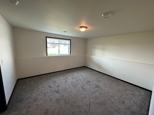 Building Photo - 3 Bed 3 Bath Twin Home