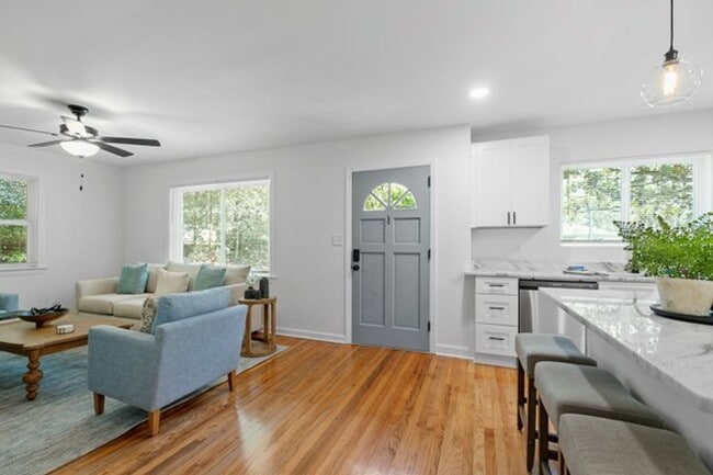 Building Photo - 3 bedroom 2 bath house 1-car garage walk to TMH!! Available in MAY!