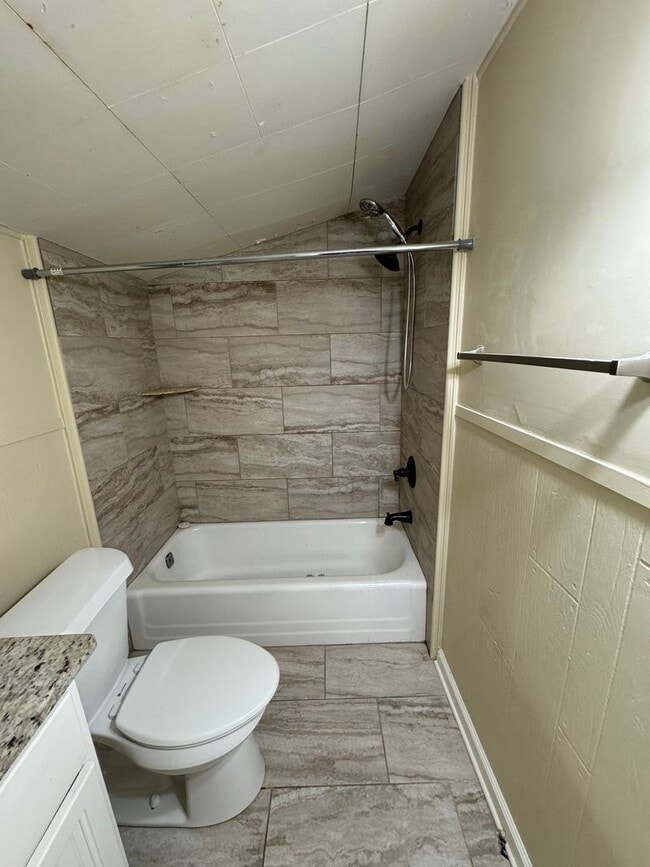 Building Photo - Updated 2/1 House in Old East Rome $995