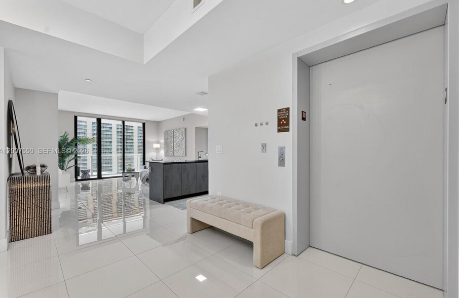 Building Photo - 1010 Brickell Ave