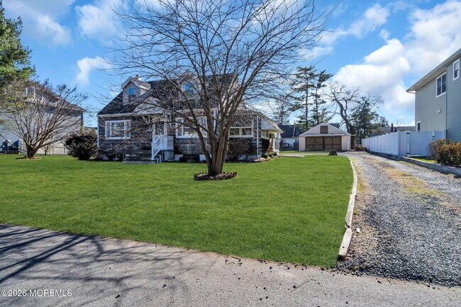 Building Photo - 633 Agnes Ave