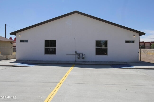 Primary Photo - 517 Val Verde St