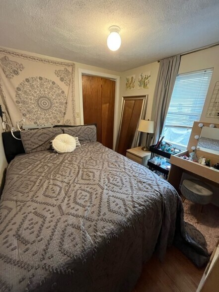 Building Photo - 144 Thorndike St