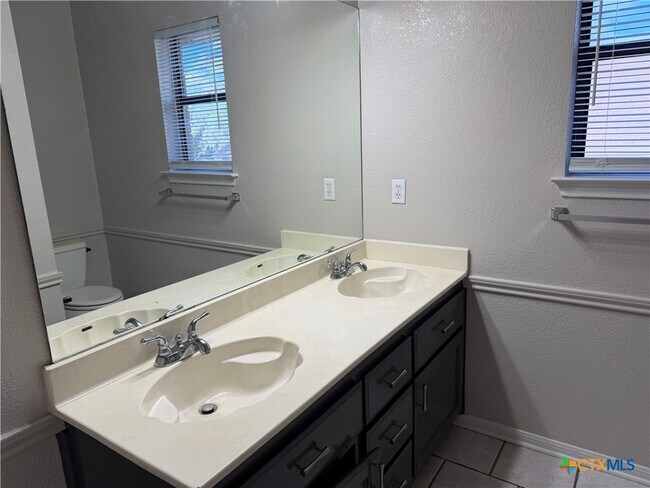 Building Photo - 916 Whirlaway Dr