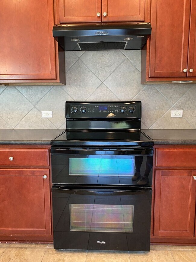 Building Photo - Beautiful 5 BR / 2.5 BA Home for Rent in A...