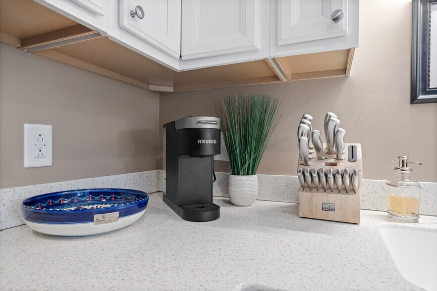 Building Photo - 27-E Colony Dr