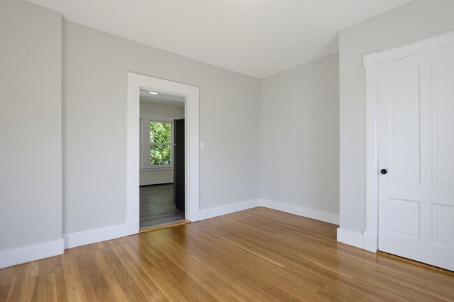 Building Photo - 56 1/2 Fruit St