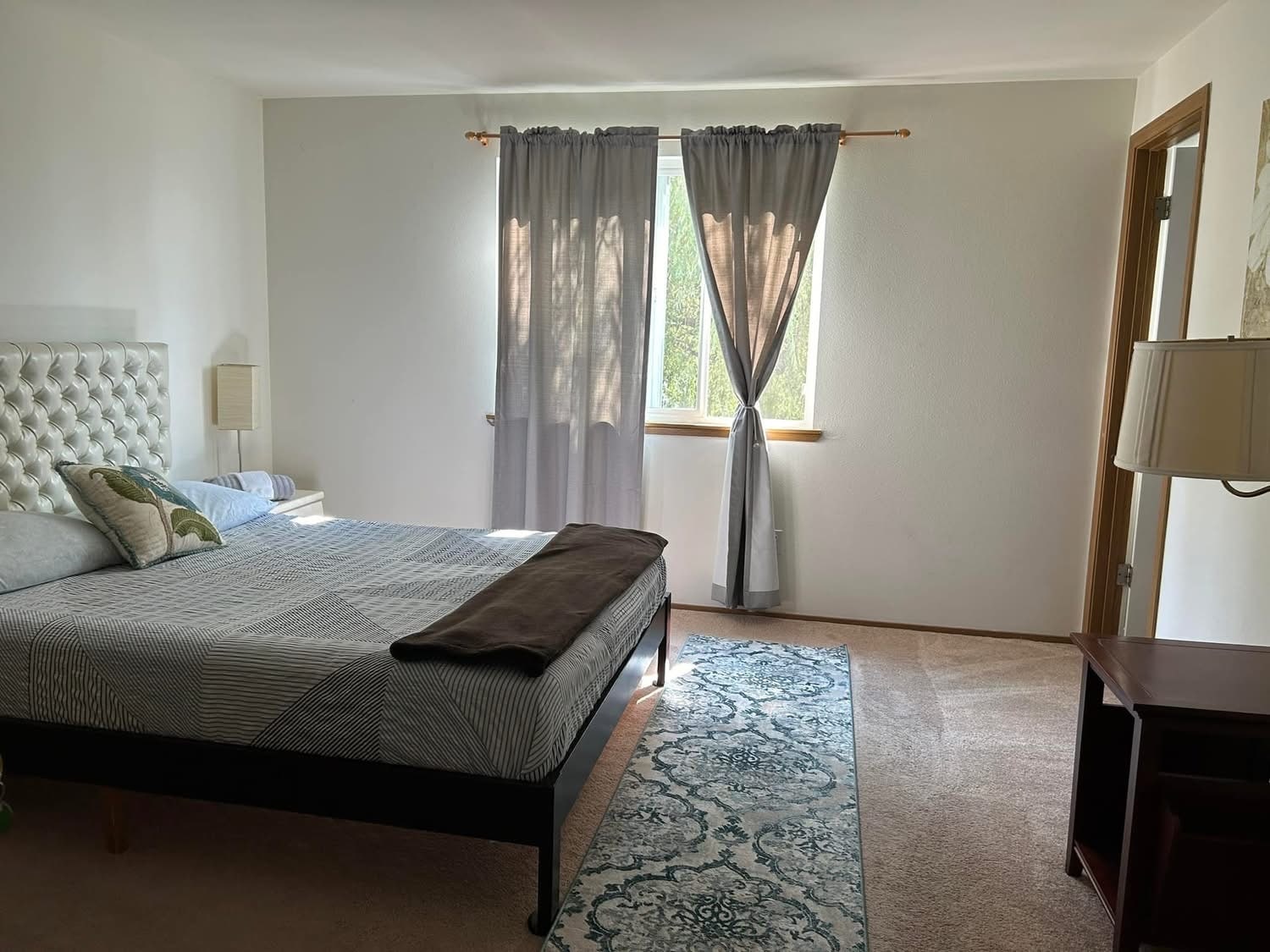 Q room with private bath - 6904 54th Pl NE