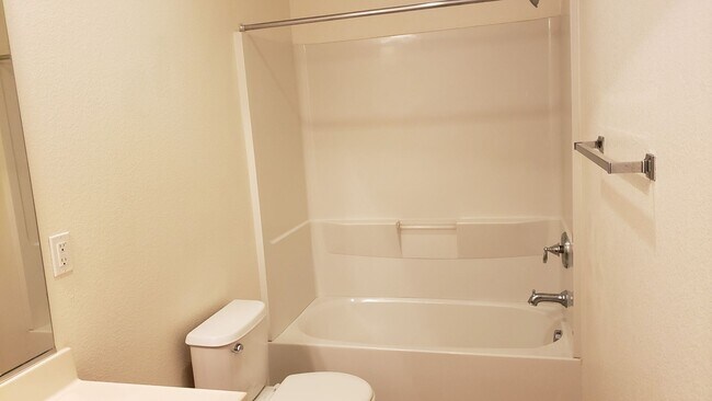 Building Photo - ONLY $2,250 PER MONTH FOR THIS SPACEIOUS 2 BEDROOM, 2 BATHROOM CONDO WITH GARAGE IN THE DAMONTE R...