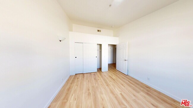 Building Photo - 18347 Saticoy St