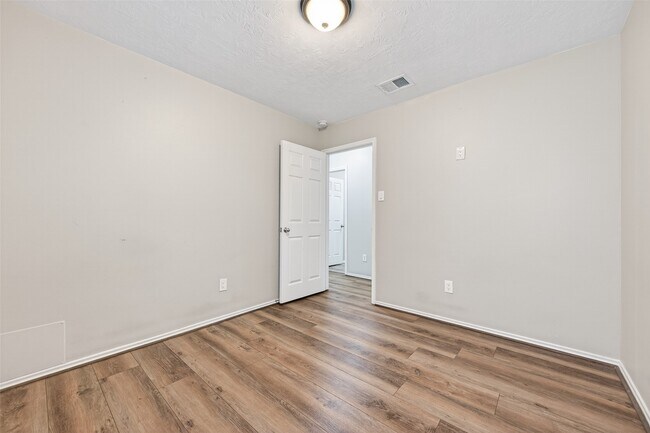Building Photo - 18499 Sunrise Pines Dr