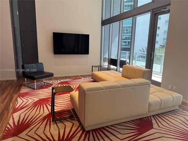 Building Photo - 1300 Brickell Bay Dr