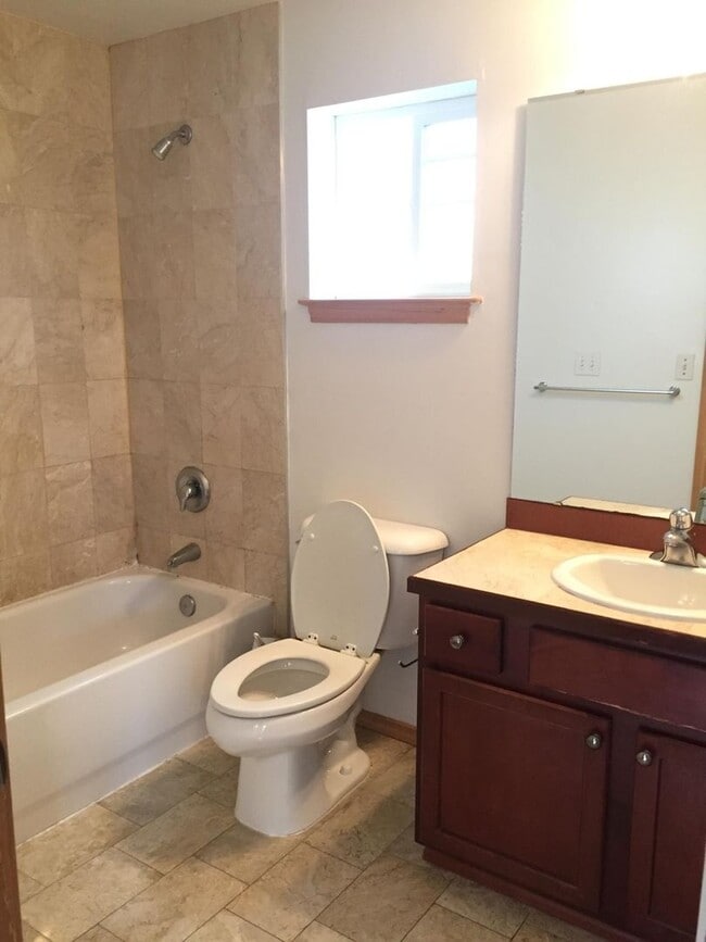 Building Photo - Beautiful 3 beds/ 2 bath townhome for rent !