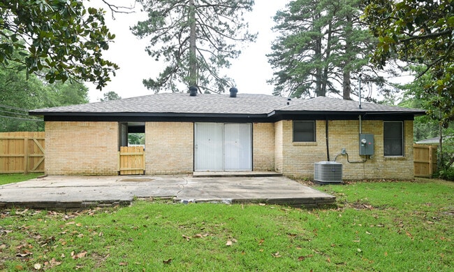 Building Photo - 900 Thompson St