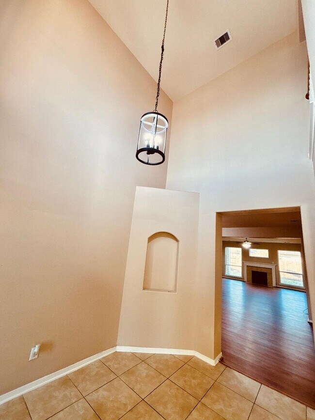 Building Photo - 9947 Valance Way