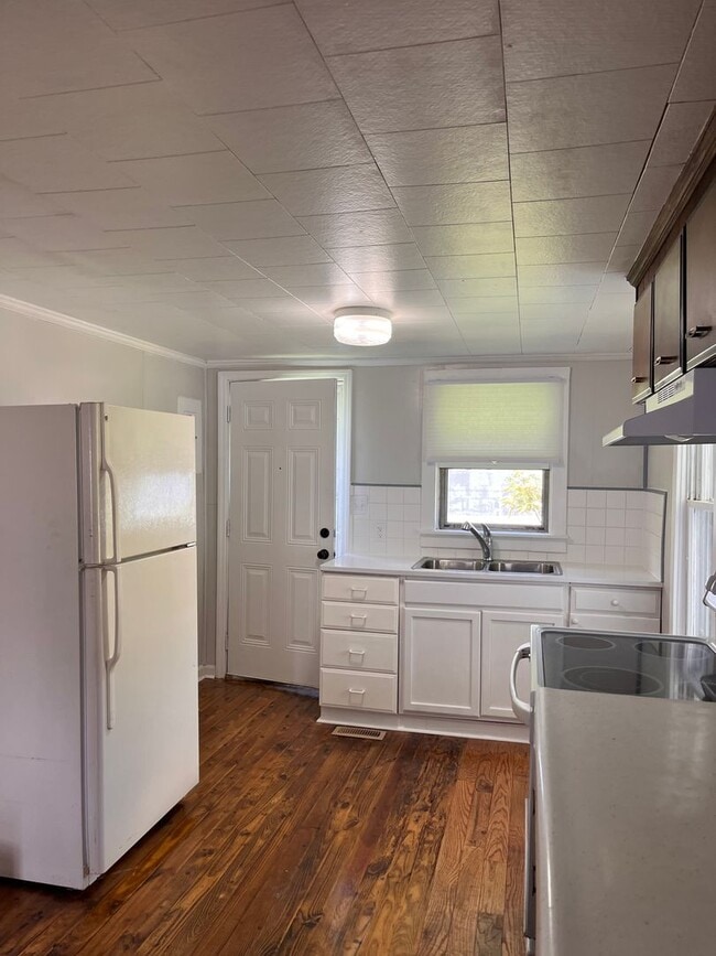 Building Photo - 2 bedroom home in Historic Downtown Walking District of Morehead City with fenced in yard