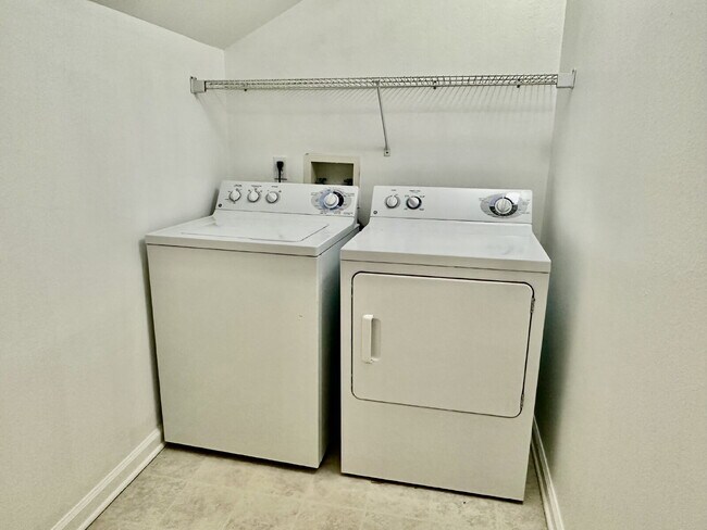 Building Photo - Spacious Three Bedroom Townhome in Old South!