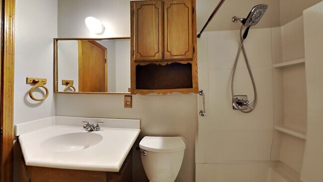 Building Photo - Welcome to this charming 3 bedroom, 1 bath...