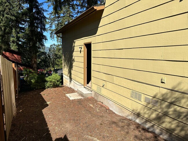 Building Photo - 2 bedroom 1.5 bathroom duplex in quiet Thu...