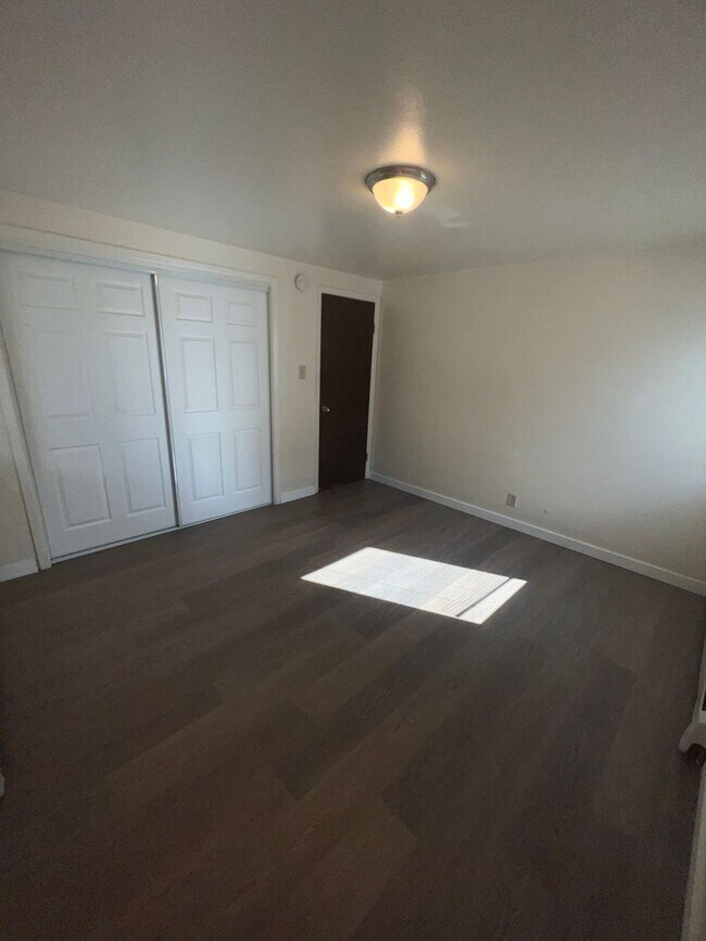 Building Photo - Robertson1001 (KC-JF)