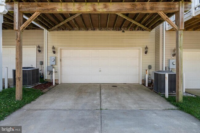 Building Photo - 15970 Greymill Manor Dr