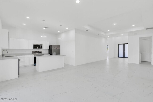 Building Photo - 1021 Chiquita Blvd N
