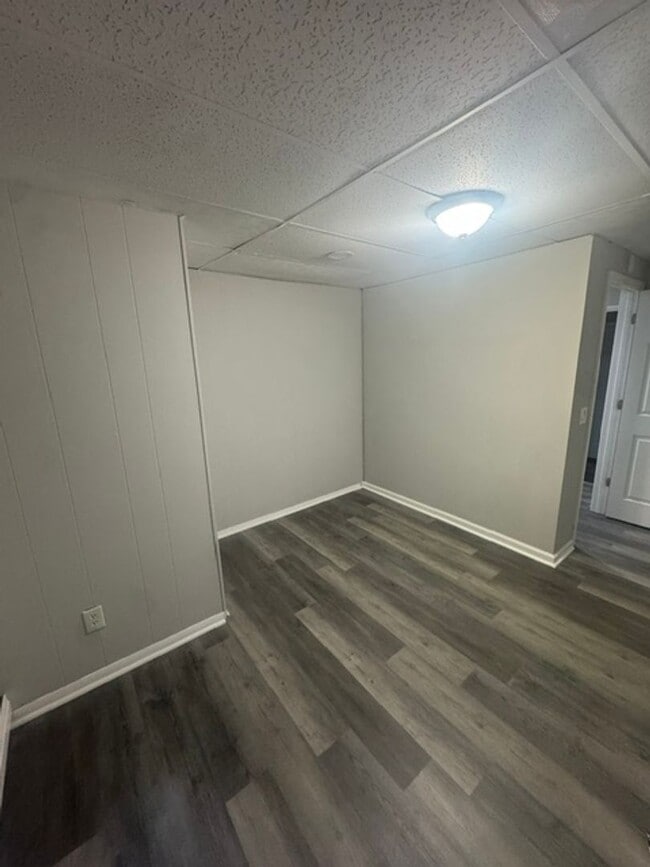 Building Photo - Quaint 3 bedroom ranch